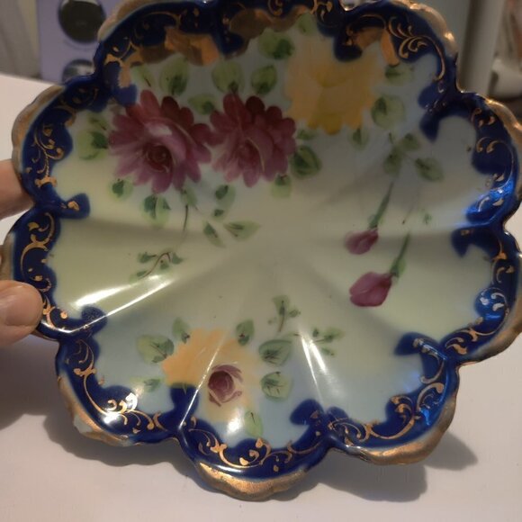 Bowl, handpainted floral from the 1960's .Three footed and trimmed with gold. - Picture 4 of 5